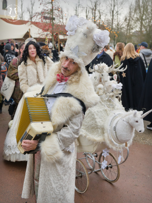 20251206-002-Walking Acts-TR.jpg